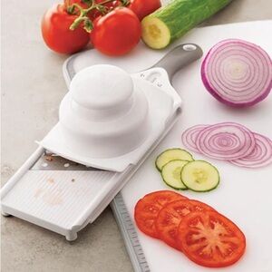 Pampered Chef Simple Slicer- new in box